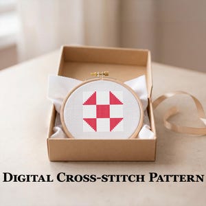 Peut inclure: Un motif de point de croix dans un cercle en bois, avec un motif g&eacute;om&eacute;trique rouge et blanc, est pr&eacute;sent&eacute; dans une bo&icirc;te en carton marron. Le texte "DIGITAL CROSS-STITCH PATTERN" est affich&eacute; en dessous.