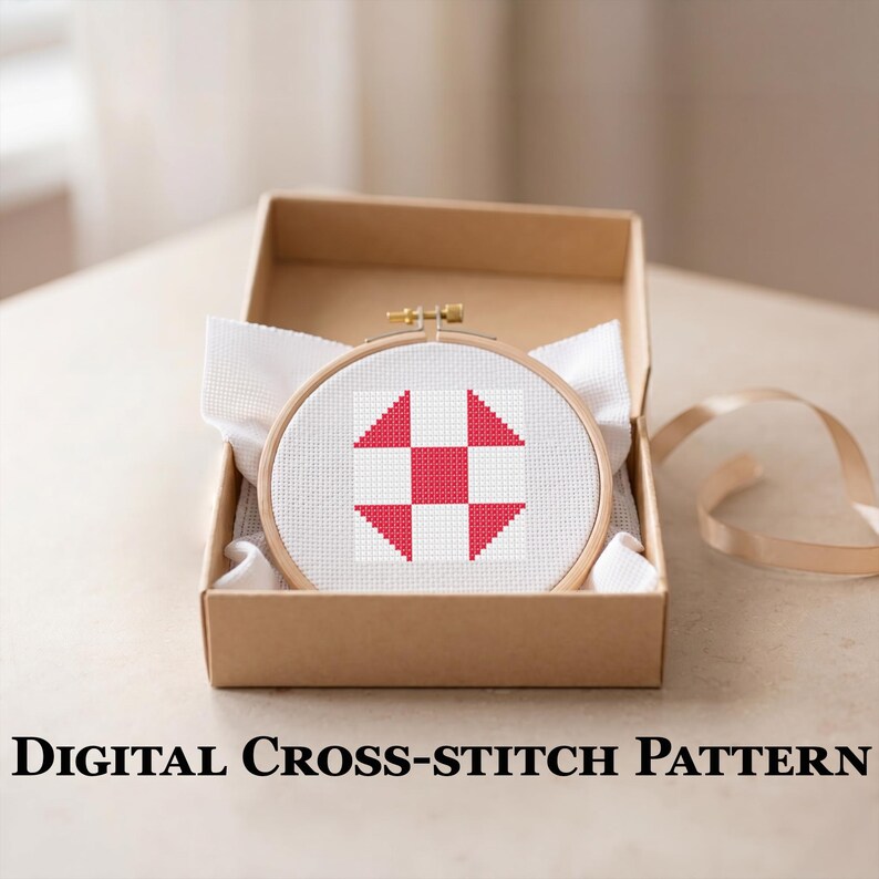 Peut inclure: Un motif de point de croix dans un cercle en bois, avec un motif g&eacute;om&eacute;trique rouge et blanc, est pr&eacute;sent&eacute; dans une bo&icirc;te en carton marron. Le texte "DIGITAL CROSS-STITCH PATTERN" est affich&eacute; en dessous.