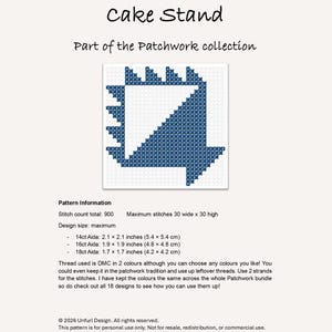 Może przedstawiać: Wz&oacute;r haftu krzyżykowego zatytułowany "Cake Stand" z kolekcji Patchwork. Projekt przedstawia niebiesko-biały kształt geometryczny. Informacje o wzorze obejmują liczbę ścieg&oacute;w, rozmiar projektu i wymiary Aida w cm i calach.