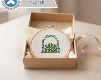 Petite porte de jardin anglais – Mini modèle de point de croix 30 x 30, petite scène florale PDF