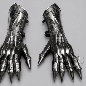 Puede incluir: Un par de guanteletes de metal articulado con placas de acero pulido y complejos patrones grabados. Cada secci&oacute;n de los dedos termina en una garra met&aacute;lica c&oacute;nica y afilada, y los pu&ntilde;os se aseguran con correas de cuero ajustables.