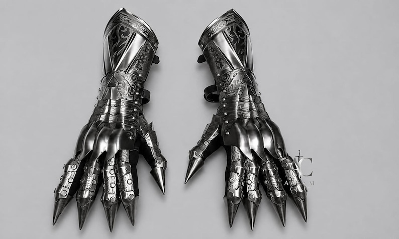 Puede incluir: Un par de guanteletes de metal articulado con placas de acero pulido y complejos patrones grabados. Cada secci&oacute;n de los dedos termina en una garra met&aacute;lica c&oacute;nica y afilada, y los pu&ntilde;os se aseguran con correas de cuero ajustables.