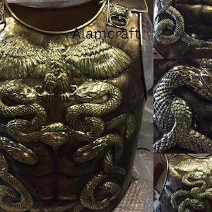 Könnte beinhalten: Ein bronzefarbener Brustpanzer mit aufwendigen Reliefschnitzereien. Das Design zeigt einen Adler mit ausgebreiteten Flügeln und mehrere Schlangen. Der Text "Alamcraft" ist auf dem Brustpanzer zu sehen.