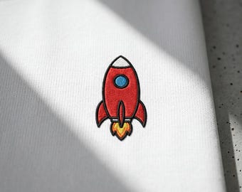 Camiseta con cohete bordado, camiseta gráfica minimalista con estampado espacial de Alt Clothing