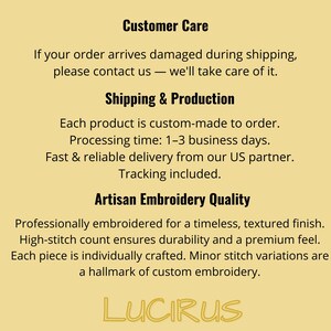 Puede incluir: Un gr&aacute;fico informativo de color amarillo claro con texto en negro. El texto incluye los encabezados: Customer Care, Shipping & Production y Artisan Embroidery Quality, seguidos de p&aacute;rrafos descriptivos sobre pol&iacute;ticas y la marca LUICRUS.