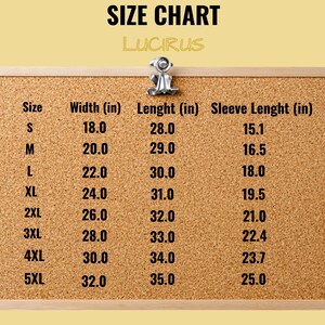 Puede incluir: Una tabla de tallas para ropa sobre un tablero de corcho con un clip de metal plateado en la parte superior. El texto dice SIZE CHART y LUCIRUS. Las columnas enumeran tallas de S a 5XL con medidas de ancho, largo y manga en pulgadas.