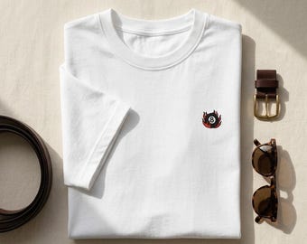 Camiseta bordada con bola 8 en llamas, camiseta gráfica minimalista de estilo urbano.