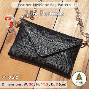 Puede incluir: Bolso sobre de cuero negro con cadena dorada. El bolso tiene una superficie texturizada y cierre de solapa. Dimensiones: 20 cm de ancho, 11,5 cm de alto y 3 cm de profundidad. Incluye el texto "Leather Envelope Bag Pattern" y "Pine Patterns".
