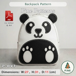 Op de afbeelding: Een wit en zwart panda-vormige rugzak met oren, ogen, een neus en pootafdrukken. Het ontwerp bevat de tekst Backpack Pattern, Pine Patterns, P-047 en PDF US letter & A4. De afmetingen zijn W:27, H:31, D:11 (cm).