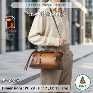 Puede incluir: Un bolso de cuero marrón con una correa para el hombro. El bolso es rectangular con la parte superior redondeada y un asa pequeña. Dimensiones: Ancho: 29 cm, Alto: 17 cm, Profundidad: 13 cm. Incluye el texto "Leather Purse Pattern" y "Pine Patterns".