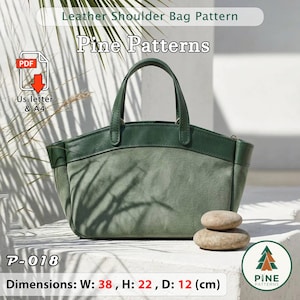 Puede incluir: Un patrón de bolso de hombro de cuero verde con el texto "Leather Shoulder Bag Pattern" y "Pine Patterns". La bolsa mide 38 cm de ancho, 22 cm de alto y 12 cm de profundidad. Incluye una descarga PDF.