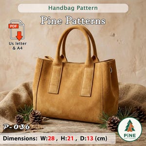Op de afbeelding: Een beige suède handtas met twee handvatten en een gestructureerd rechthoekig lichaam. De afbeelding bevat de tekst Handbag Pattern, Pine Patterns, PDF, Us letter & A4, P-036, en Dimensions: W:28, H:21, D:13 (cm) met een Pine Patterns logo.