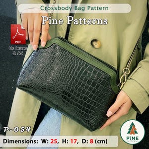 Op de afbeelding: Een donkergroene crossbodytas met een gestructureerd krokodillenpatroon, een effen groene bovenrand en een goudkleurige metalen kettingriem. De tas bevat de tekst Crossbody Bag Pattern, Pine Patterns, P-054 en de afmetingen W: 25, H: 17, D: 8 (cm).