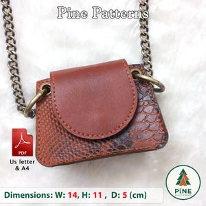 Può includere: Una piccola borsa marrone con motivo testurizzato in pelle di serpente, patta liscia e tracolla a catena metallica. La borsa presenta il testo Pine Patterns e dimensioni di L: 14, A: 11, P: 5 cm. Include un'icona PDF per formati A4.