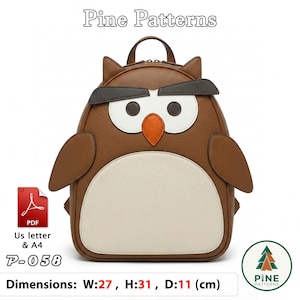 Könnte beinhalten: Ein brauner Rucksack in Eulenform mit cremefarbenem Bauch, orangefarbenem Schnabel und dunkelbraunen Augenbrauen. Die Tasche hat zwei seitliche Flügel, einen Tragegriff und Reißverschlüsse. Text: Pine Patterns, P-058, Dimensions: W:27, H:31, D:11 (cm).