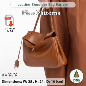 Puede incluir: Una taza de cerámica blanca con un asa negra y el texto "But First, Coffee" en negro, con una fuente de estilo manuscrito. La taza está sobre una superficie blanca.