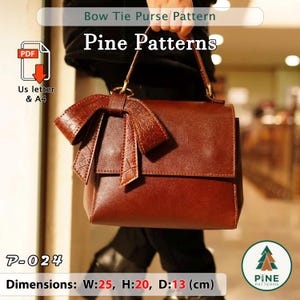 Peut inclure: Un sac à main en cuir marron avec un nœud papillon décoratif. Le sac est de forme rectangulaire avec une fermeture à rabat. Le texte "Bow Tie Purse Pattern" et "Pine Patterns" sont visibles. Dimensions : L: 25 cm, H: 20 cm, P: 13 cm.