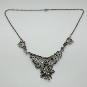 Vintage art-deco zilverkleurige marcasietbloem gebladerte hanger ketting 15,5" lang