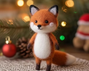 Puede incluir: Una figura de zorro de fieltro hecha a mano con detalles en naranja, blanco y negro. El zorro tiene una cola esponjosa y está sobre una superficie texturizada. El fondo incluye decoraciones navideñas y luces bokeh suaves.