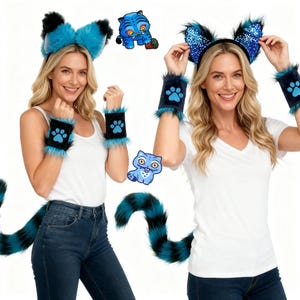 Puede incluir: Una mujer modela un conjunto de disfraz de gato, que incluye una diadema con orejas esponjosas, puños con huellas de patas y una cola a rayas. El conjunto presenta colores negro y verde azulado, sobre un fondo blanco. También se ven dos parches de gato de dibujos animados.