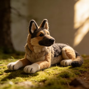 Filcowany igłowo leżący owczarek niemiecki, ręcznie robiona wełniana rzeźba psa, realistyczna figurka owczarka niemieckiego, prezent dla miłośnika psów, pamiątka dla zwierząt