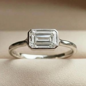 Anillo solitario de moissanita con corte esmeralda, anillo de boda de moissanita, anillo de compromiso con esmeralda Este-Oeste, anillo horizontal apilable, regalo para mujer