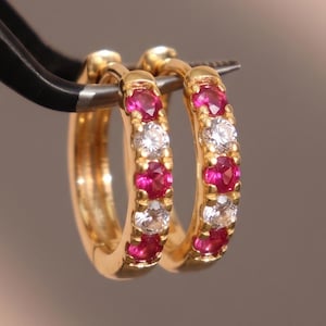 Orecchini a cerchio Huggie con rubini e moissanite alternati / Orecchini in oro 14 carati con pietre preziose / Regalo di anniversario per donne con pietra portafortuna di luglio / Gioielli minimalisti