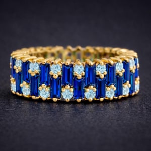 Peut inclure: Ensemble de trois tasses en céramique avec une finition mate et mouchetée. Les tasses sont de couleur crème, gris clair et gris foncé. Chaque tasse a un design simple et minimaliste.