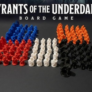 Peut inclure: Jeu de société "Tyrants of the Underdark" avec des pions rouges, bleus, oranges, blancs et noirs. Les pièces sont disposées en rangées sur une surface sombre. Le titre du jeu est affiché en haut.