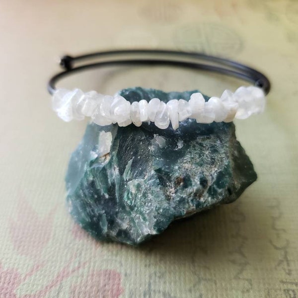 Pulsera del manguito de la piedra lunar, piedra lunar blanca natural, pulsera del manguito de las virutas de forma libre - un tamaño se adapta a todos, blanco y negro, jingsbeadingworld