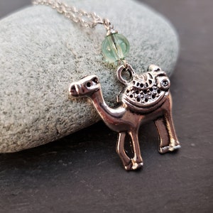 Venta collar de camello de plata, cristal de vidrio verde primavera, plata antigua, joyería de camello, inspirado en la naturaleza, ideas de regalo únicas, jingsbeadingworld