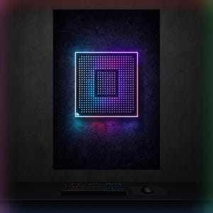 Op de afbeelding: Een neon-achtige afbeelding van een computerprocessor op een donkere achtergrond. De processor is vierkant met een raster van stippen en een kleinere vierkant in het midden, omlijnd in blauw, paars en roze. Een toetsenbord en muis staan op een zwart bureau.