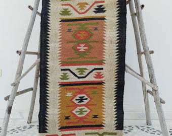 Alfombra Kilim de yute y lana tejida a mano: estilo bohemio