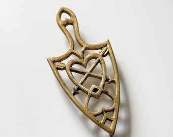 Vintage Brass Heart Trivet – Footed Hot Plate, Farmhouse Kitchen Decor