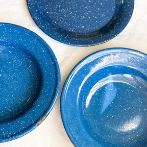 Juego de 3 platos de esmalte azul moteado estilo vintage – Vajilla rústica de esmalte para camping, decoración de cocina de estilo rústico