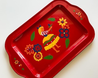 Bandeja vintage de metal esmaltado pintado a mano con diseño floral de arte popular.