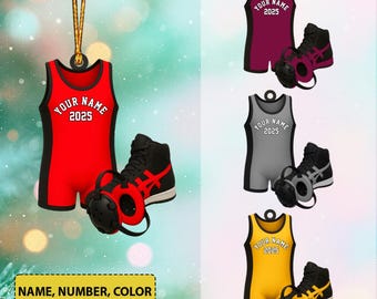 Puede incluir: Un adorno de camiseta de lucha libre roja y negra con el texto "YOUR NAME 2025". El adorno se combina con una zapatilla de lucha a juego. También se muestran adornos adicionales en burdeos, gris y amarillo. Se muestra el texto "NAME, NUMBER, COLOR CAN BE CHANGED".