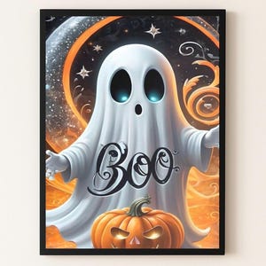 Puede incluir: Un estampado enmarcado con temática de Halloween que presenta un fantasma blanco con la palabra "Boo" en escritura elegante. El fantasma tiene ojos azules brillantes y brazos extendidos. Una calabaza tallada se encuentra debajo. El fondo tiene remolinos naranjas y negros.