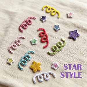 Könnte beinhalten: Mehrfarbige, gestickte Aufnäher mit Stern- und Wirbelmotiven. Farben: Gelb, Rosa, Rot, Grün, Blau und Weiß. Der Text "STAR STYLE" ist in Lila gedruckt. Geeignet zum Aufnähen auf Kleidung oder Accessoires.
