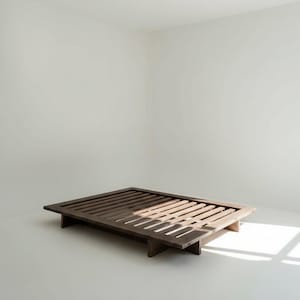 Peut inclure: Cadre de lit en bois brun foncé avec un design à lattes. Le cadre de lit est bas. Le cadre de lit mesure environ 200 cm de long et 152 cm de large.