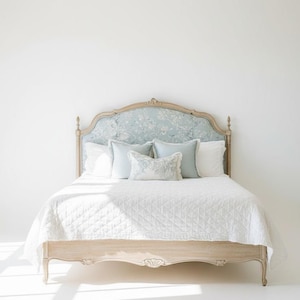 Cama de lujo europea vintage con marco de madera tallado a mano y tela azul suave. Tamaño personalizado disponible.
