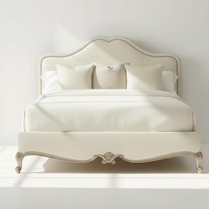 Può includere: Letto imbottito color crema con testiera smerlata e finiture decorative. Il letto presenta una struttura a basso profilo con dettagli ornati sulla pediera e sulle gambe. Tre cuscini poggiano contro la testiera, creando un'estetica elegante per la camera da letto.