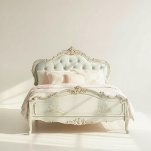 Puede incluir: Un juego de tres tazas de cerámica con un acabado mate moteado. Las tazas son de color crema, marrón claro y marrón oscuro. Cada taza tiene un diseño simple y minimalista.