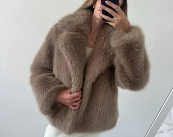 Casaco feminino de pele sintética cor taupe, estilo raposa, comprimento personalizado curto ou longo, pele vegana volumosa e macia, casaco de inverno marrom claro com cinto.