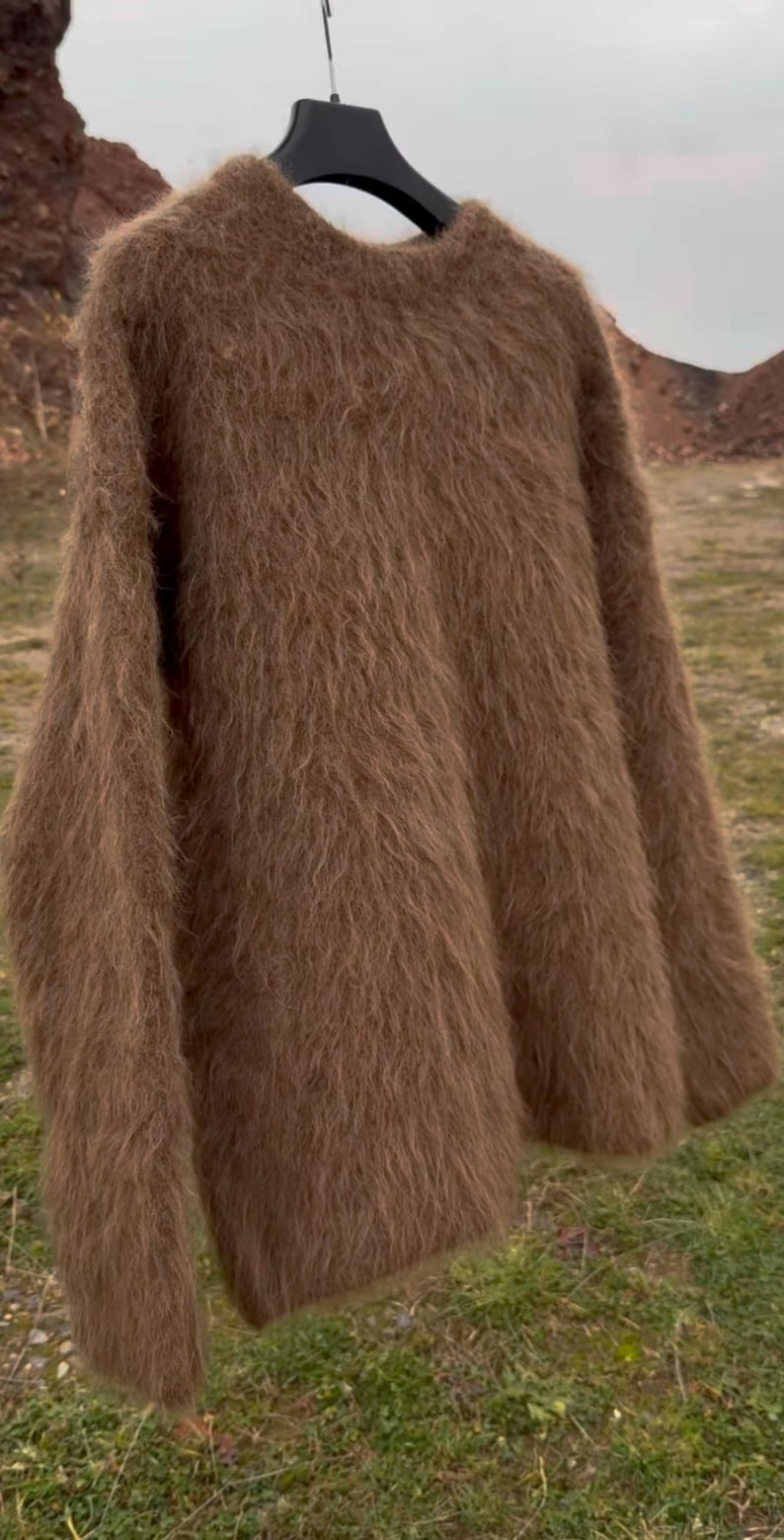 Jersey de alpaca Suri color marrón chocolate, jersey de punto esponjoso extragrande, jersey de lana suave que no pica, regalo minimalista de lujo para ella, cálido y acogedor. imagen 2