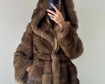 Abrigo marrón con capucha de piel sintética de marta cibelina, chaqueta de piel vegana suave, abrigo de invierno con cinturón