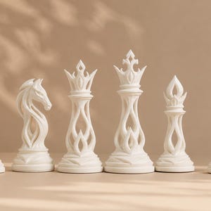 Könnte beinhalten: Ein Set aus sechs weißen Schachfiguren, bestehend aus Bauer, Springer, Dame, König, Läufer und Turm. Jede Figur weist ein komplexes, durchbrochenes Gitterdesign mit wirbelnden, flammenartigen Mustern und einer glatten, matten Oberfläche auf.