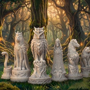 Könnte beinhalten: Ein Set aus sechs hellen, steinartigen Figuren, bestehend aus einer Schlange, einem Wolf, einer zentralen Eule, einer Kapuzenfigur, einem Pferd und einer Katze, die auf runden Sockeln mit detaillierten Schnitzereien und Texturen stehen.