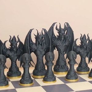 Puede incluir: Un juego de ajedrez completo con piezas de color gris oscuro con temática de fantasía. Las piezas incluyen torres, caballos, alfiles, una reina, un rey y peones, todos dispuestos en un tablero de ajedrez. Las bases de las piezas son doradas.