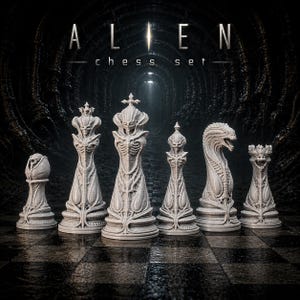 Könnte beinhalten: Ein komplettes Schachspiel im Alien-Design. Die Schachfiguren sind hellgrau und weisen detaillierte Alien-Designs auf. Das Wort "ALIEN" und "chess set" sind über den Figuren zu sehen. Das Set enthält eine Vielzahl von Figuren im Alien-Stil.